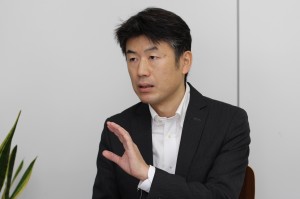 R&D室　藤咲 コンテンツキャッシュ サービスマネージャー。サービス企画、仕様策定などにくわえ、プロジェクト管理・推進を行う。